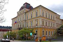 Současná radnice v Mariánských Lázních je v tristním stavu. Město muselo uzavřít i některé kanceláře.