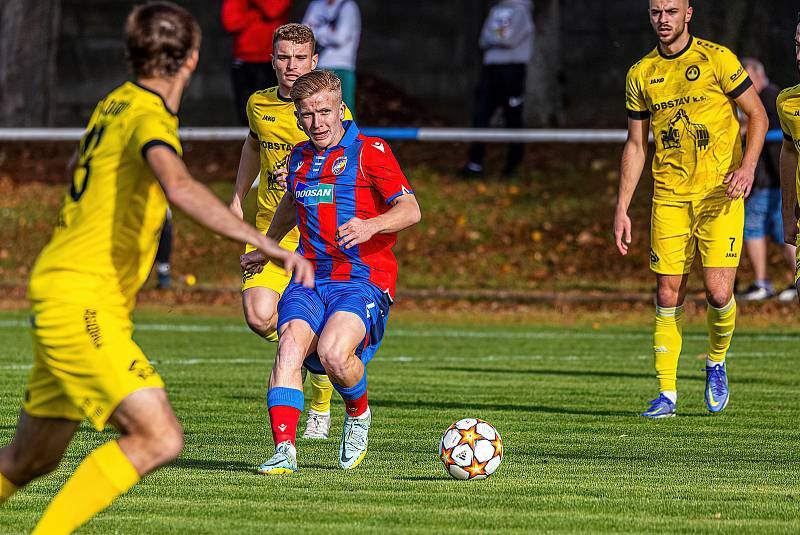 13. kolo FORTUNA ČFL, skupina A: FK ROBSTAV Přeštice (na snímku fotbalisté ve žlutých dresech) - FC Viktoria Plzeň B 1:2 (1:1).