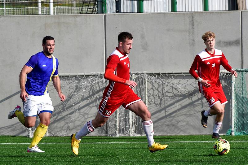 13. kolo krajského přeboru: SK Petřín Plzeň B - FK Nepomuk (na snímku fotbalisté v modrých dresech) 8:1 (3:1).