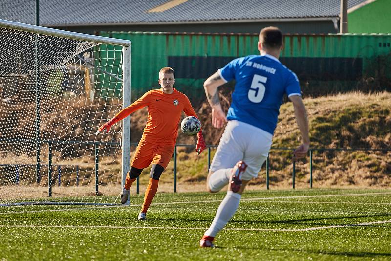 Fotbalisté plzeňské Doubravky (na archivním snímku hráči ve žlutých dresech) zdolali v pátek domácí Rokycany těsně 1:0 a slaví čtvrté vítězství za sebou.