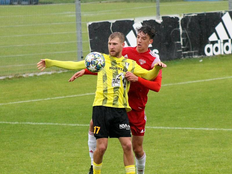 FK Robstav Přeštice (žlutí) vs. SK Petřín Plzeň (červení) 3:1.