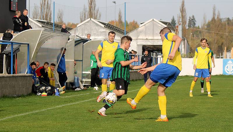 13. kolo FORTUNA divize A: SK SENCO Doubravka (na snímku fotbalisté ve žlutých dresech) - FC Rokycany 4:0 (3:0).