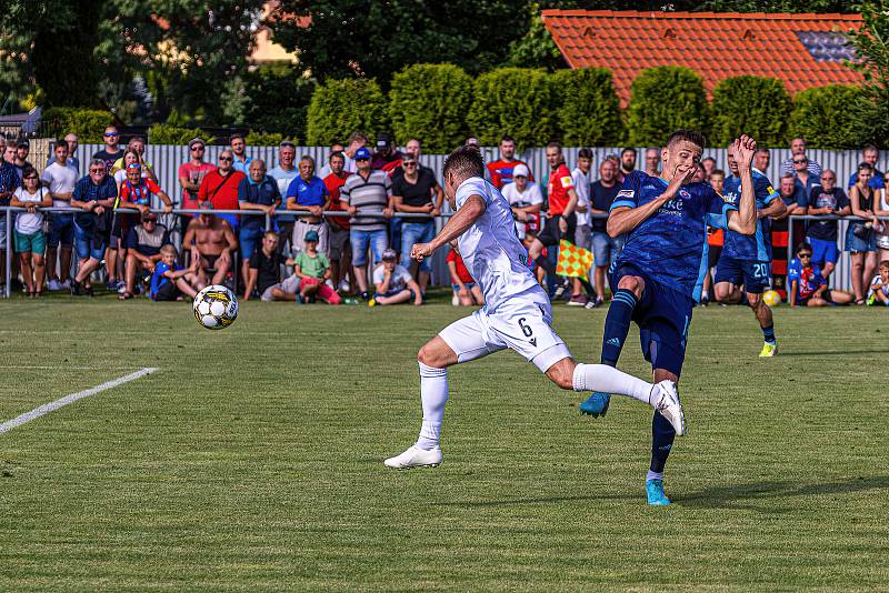 FC Viktoria Plzeň (bílí) - ŠK Slovan Bratislava 3:1.
