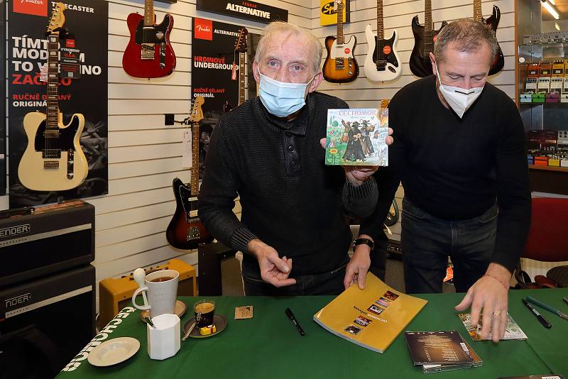 Folkrocková skupina Čechomor potěšila své příznivce předvánoční autogramiádou k desce Radosti života v plzeňském obchodě Hudebniny Houdek.