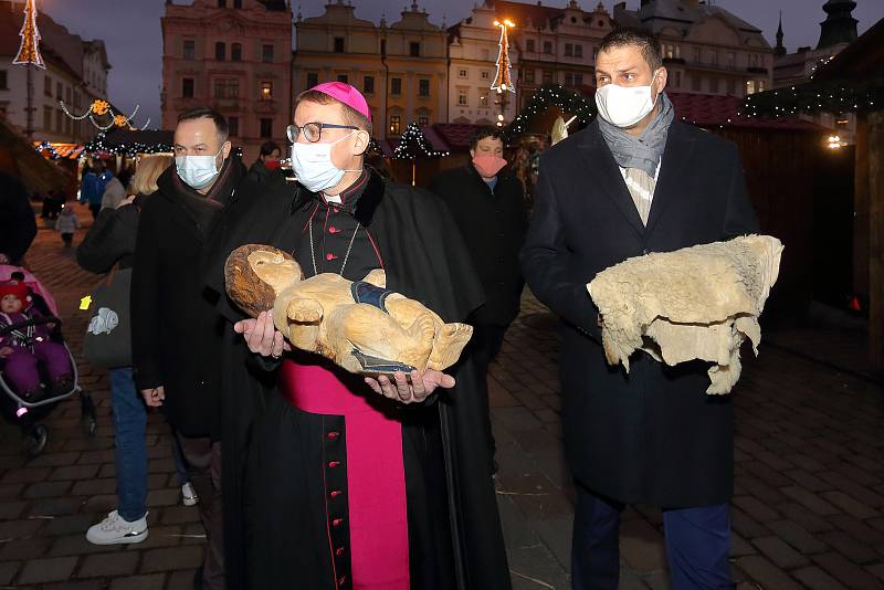 Plzeňský biskup Tomáš Holub společně se starostou a místostarostou největšího plzeňského obvodu uložili sochu malého Ježíška do jesliček, které jsou součástí velkého vyřezávaného betlému na vánočních trzích na náměstí Republiky v Plzni.