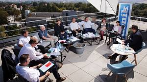 Debata lídrů vybraných politických stran na terase na střeše nemocnice Privamed.