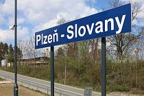 Nová vlaková zastávka Plzeň Slovany funguje od pátku pro veřejnost v Lobezské ulici v Plzni. Nachází se v docházkové vzdálenosti stanic MHD linek 12, 29 a 30. Později přibude ještě jedno nástupiště pro opačný směr, lávka přes trať a výtah pro cestující.