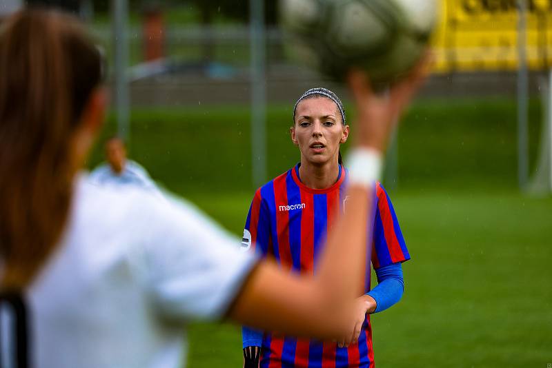 Plzeň (v červeném) v zápase se Slováckem (v bílých dresech).