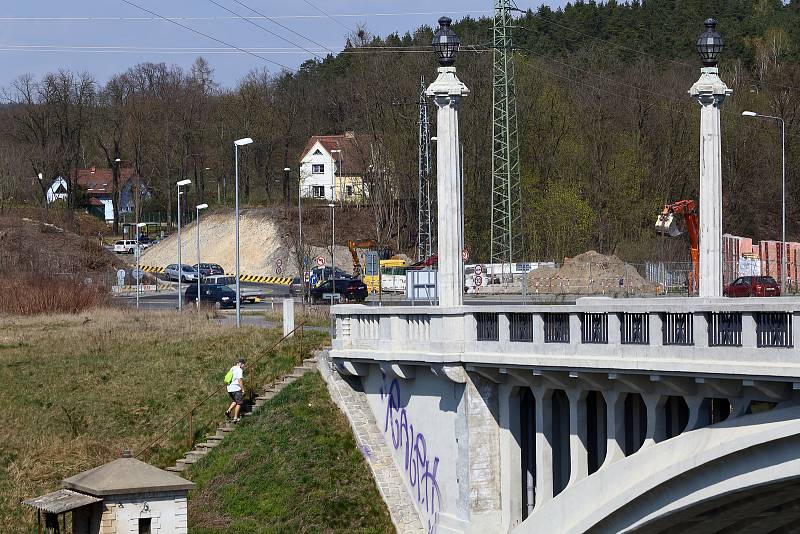 První dvě zastávky MHD se zelenou střechou v Plzni mezi kruhovými objezdy ve stanicích Nádraží Bílá Hora. Byly vybudovány v rámci výstavby první části východního okruhu. Průběh stavby i původní podobu místa přinášíme na dalších fotografiích.