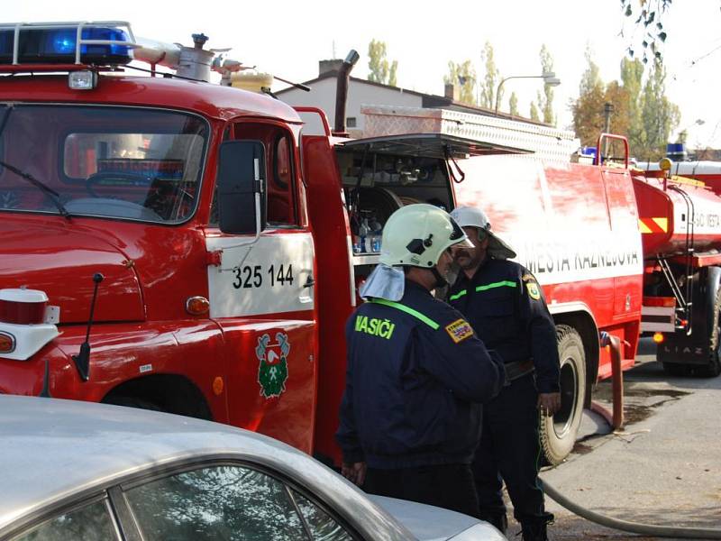 Ohřelé tělo našli hasiči na posteli pod troskami propadlého stropu