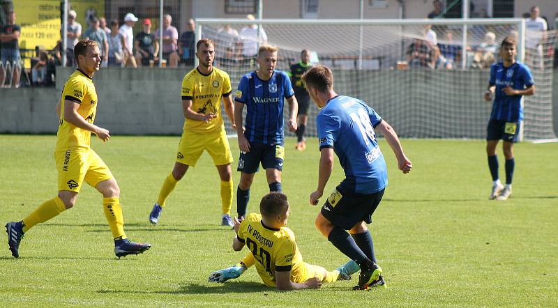 Fotbalisté FK ROBSTAV Přeštice (na snímku hráči ve žlutých dresech z podzimního utkání proti Domažlicím).