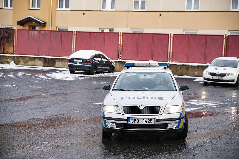 Ministr vnitra za ČSSD Jan Hamáček ve čtvrtek za doprovodu krajského policejního ředitele Pavla Krákory navštívil ubytovnu na plzeňské Doubravce