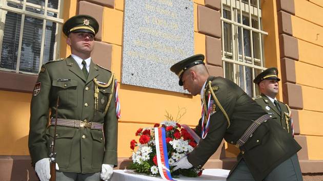 Slavnostního odhalení pamětní desky generála Píky se v Plzni zúčastnila i řada zástupců Armády ČR.