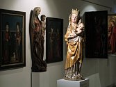 Jedním z vystavených exponátů je i Panna Maria s Ježíškem ze Švihova (v popředí)