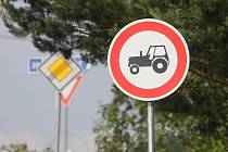 Zákaz vjezdu traktorů. Asi dvě desítky těchto značek se v posledních dnech objevily v okolí Plzně