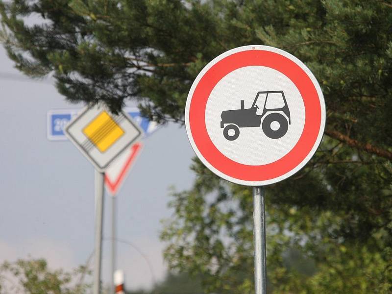Zákaz vjezdu traktorů. Asi dvě desítky těchto značek se v posledních dnech objevily v okolí Plzně