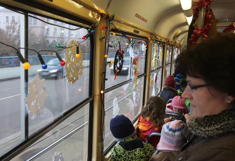 Mikulášská tramvaj projela Plzní