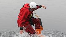 Vodní záchranáři nacvičovali záchranu člověka, který se propadl skrz led