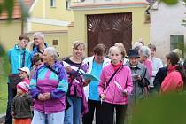  Po zahájení nedělních oslav se mohli obyvatelé i návštěvníci Dýšiny vydat na vycházku po místních památkách, kterou vedla Pavla Velleková. 
