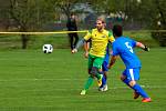 Na jihu Plzeňska podlehly Lužany (na snímku ve žlutých dresech) Dvorci vysoko 0:6 (v modrém).