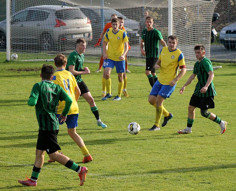 13. kolo FORTUNA divize A: SK SENCO Doubravka (na snímku fotbalisté ve žlutých dresech) - FC Rokycany 4:0 (3:0).