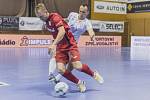 Šlágr kola futsalové ligy Chrudim (v tmavém) - Interobal Plzeň 3:3, 28. září 2022.