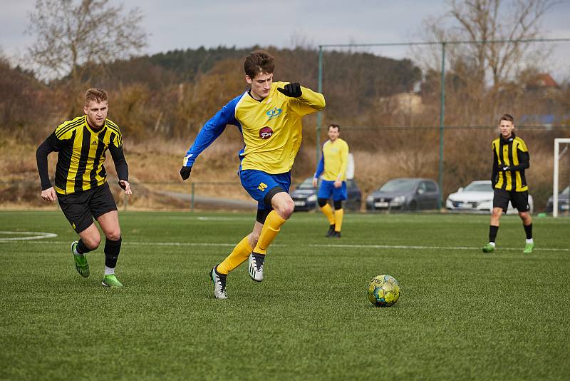 Doubravka (ve žlutých dresech) remizovala v přípravném zápase s Březovou 4:4 (v pruhovaném)