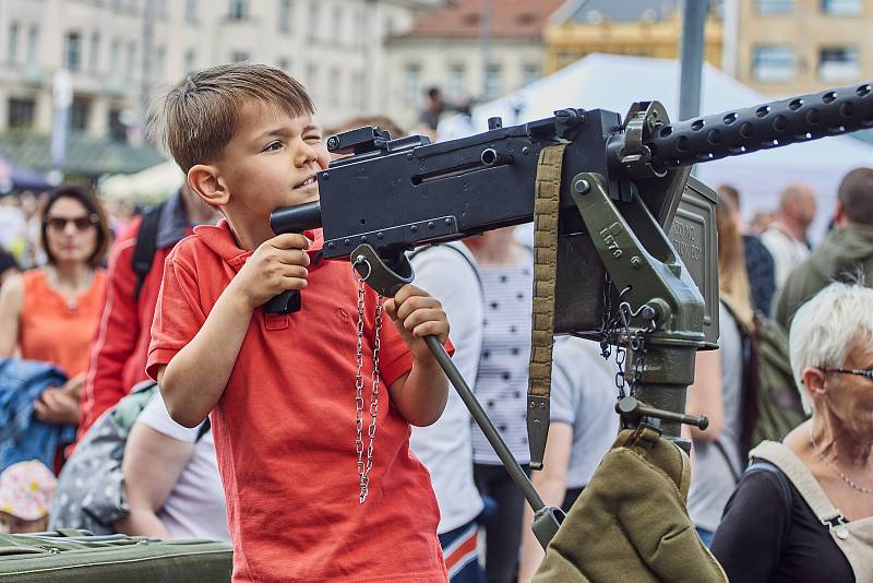 Plzeň – Konvoj svobody s více než 250 historickými vojenskými vozidly projel centrem města a zakončil letošní Slavnosti svobody. Přehlídky si zúčastnili i tři američtí a dva belgičtí účastníci osvobození v roce 1945, kterým mávaly tisíce lidí.