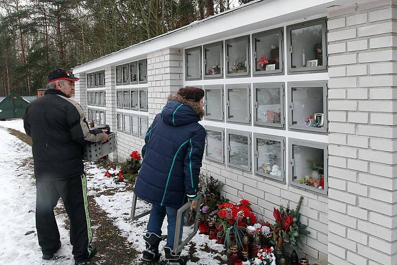 Na hřbitově v Líních řádil mezi svátky vandal