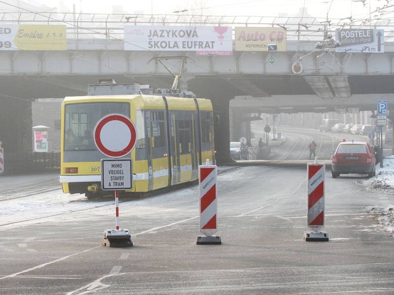 Kvůli rekonstrukci mostů u hlavního vlakového nádraží v Plzni byla uzavřena část Mikulášské ulice