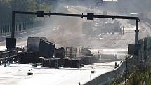 Po nehodě kamionu na dálnici D5 u tunelu Valík začaly vybuchovat plynové lahve. Obrovský žár poškodil silnici i most