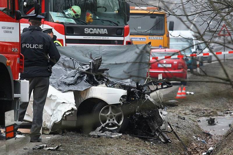 Při nehodě na tahu z Klatov do Plzně zahynuli tři mladí lidé. Jejich BMW se tu čelně střetlo s autobusem. Za nehodou byly omamné látky v krvi řidiče