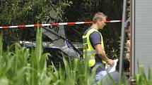 Při pádu  sportovního letadla u Oseka na Rokycansku zahynuli  dva lidé.   Jedním z nich byl známý zpěvák z Ruska Vladlen Pavlenko