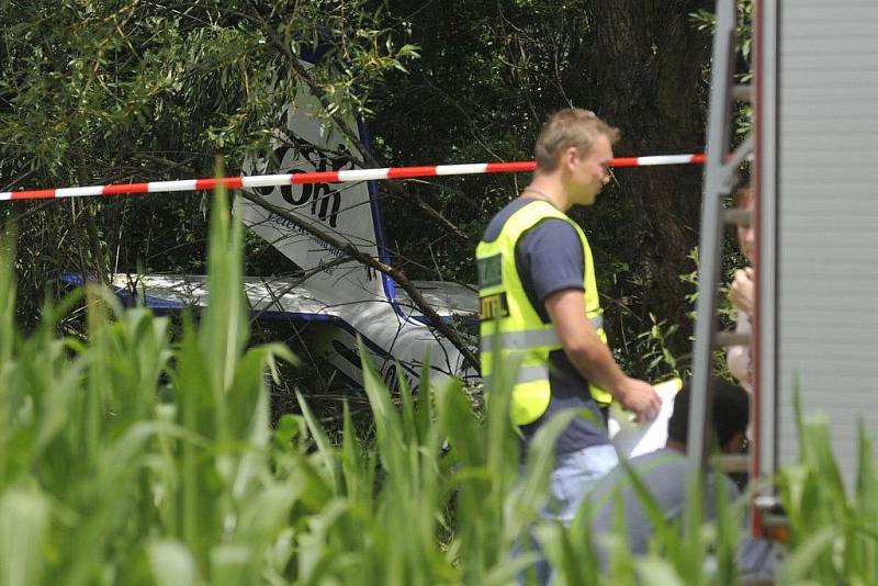 Při pádu  sportovního letadla u Oseka na Rokycansku zahynuli  dva lidé.   Jedním z nich byl známý zpěvák z Ruska Vladlen Pavlenko