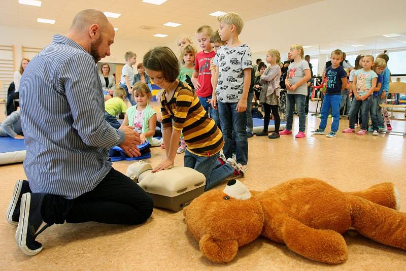 Záchranář Marek ukázal žákům 22. ZŠ v Plzni, jak poskytnout první pomoc