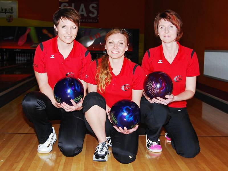 Titul mistra první Amatérské bowlingové ligy v západočeské oblasti vybojovalo družstvo BC Falk Plzeň ve složení Bohdana Štýsová, Lenka Šperlová a Jana Petrová (zleva)