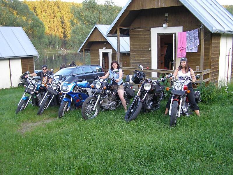 Koncerty osmnácti kapel, spanilou jízdu motocyklů, kaskadérské ukázky na letišti u Dobřan a další doprovodné akce byly na programu třetího ročníku festivalu Pabro