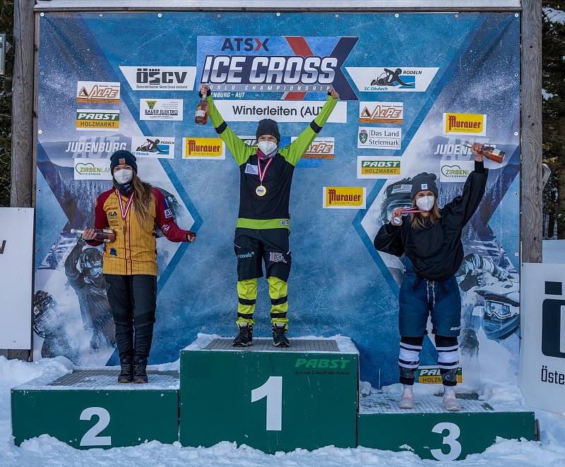 Simona Lejsková (vpravo) si užívá třetí místo z Ice Crossu v rakouském Judenburgu.