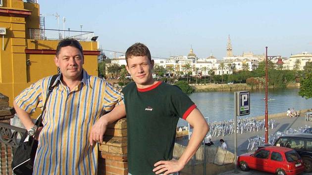 Závodník SK Radbuza Plzeň Jakub Fichtl (vpravo) pózuje společně se svým otcem a zároveň trenérem  Jaroslavem Fichtlem v dějišti mistrovství světa dálkových plavců, které se uskutečnilo ve španělské Seville