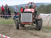Jezdec Alois Kalců na traktoriádě v Úterý.