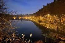 Na hrázi Velkého boleveckého rybníka bylo osvětlení LED lampami ztlumeno v nočních hodinách o 90 procent.