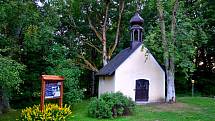 V zaniklé osadě Pastvina mezi Lesnou a Studánkou opravili manželé Karesovi chalupu z 20. let i kapličku.