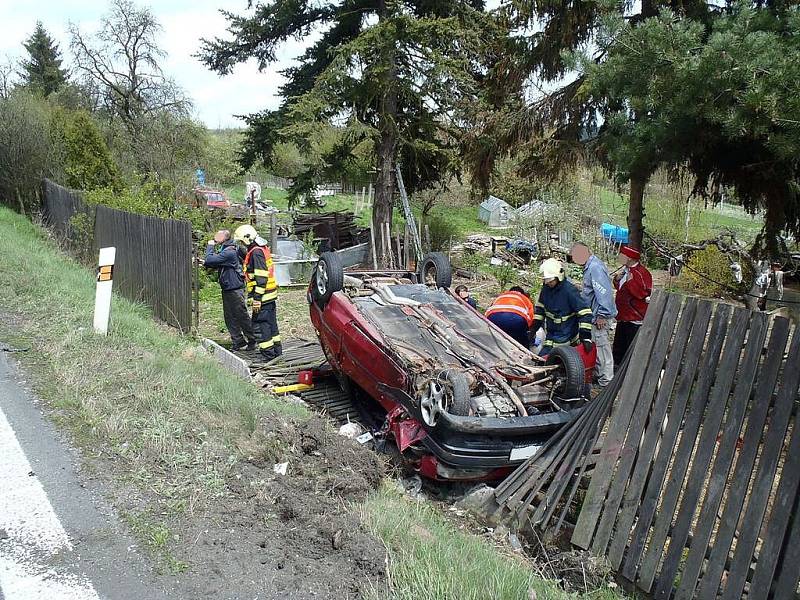 Nehoda dvou osobních aut v Rybnici na severním Plzeňsku