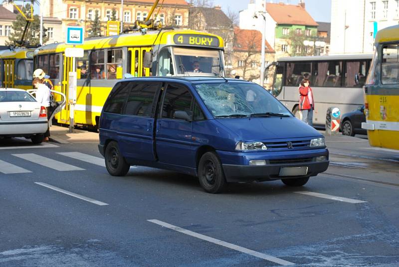 Při odpolední nehodě na křižovatce ulic Skrétova a Klatovská byl sražen muž, kterého odvezli záchranáři do nemocnice