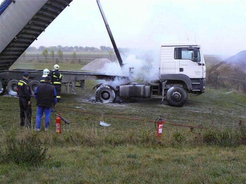 Kamion vyklopenou korbou zavadil o dráty vysokého napětí, které následně způsobilo požár vozu