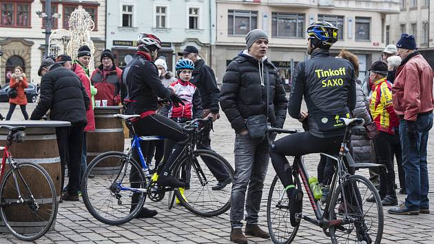 Novoroční vyjížďka cyklistů v Plzni.