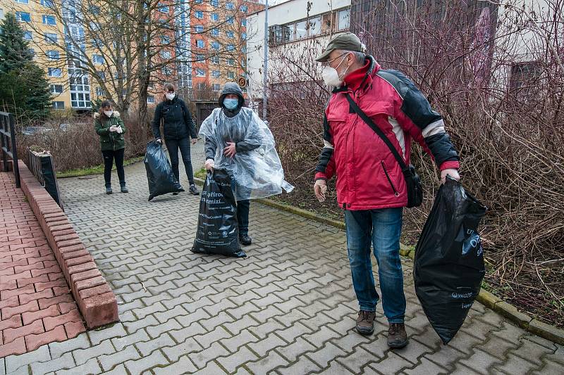 Lidé přinášejí odpad k dobrovolnickému centru.