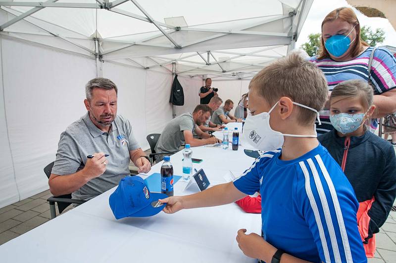 Před stadionem FC Viktoria Plzeň proběhl křest nových poštovních známek a autogramiáda za účasti klubových legend Františka Plasse, Pavla Horvátha, Marka Bakoše, Daniela Koláře, Davida Limberského.