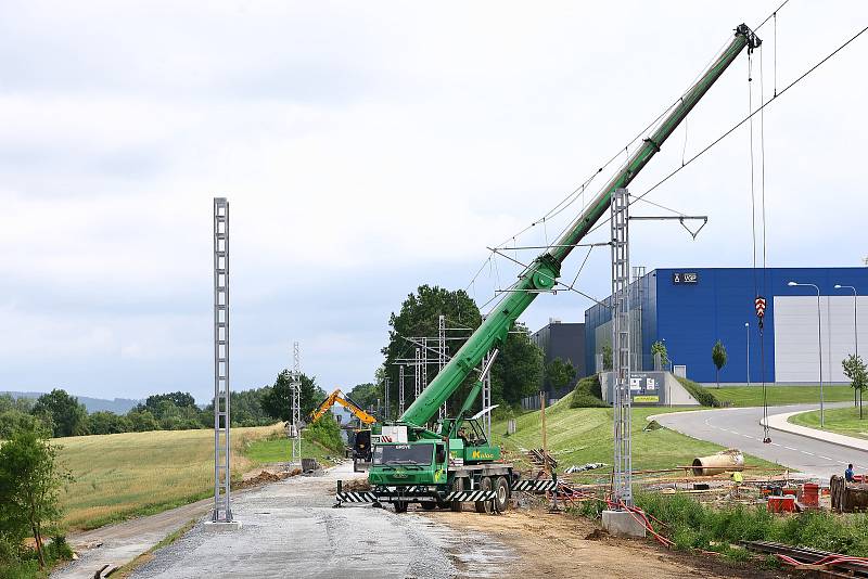 Demolice železničního mostu a vložení mostního provizoria mezi Bručnou a Koterovem je součástí prováděné modernizace železniční trati mezi Plzní a Nepomukem.