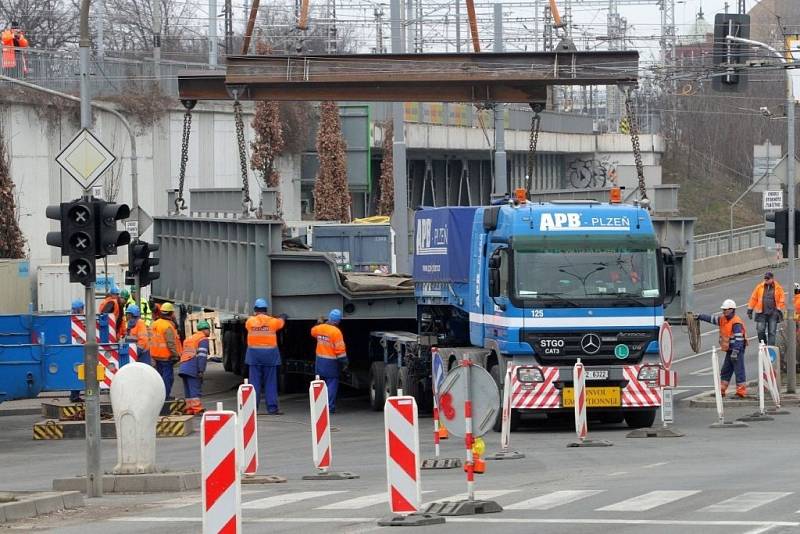 Starý železniční most v plzeňské Prokopově ulici dnes odpoledne rozebírali dělníci a na místě šestasedmdesátitunového kolosu vyroste nový most. 